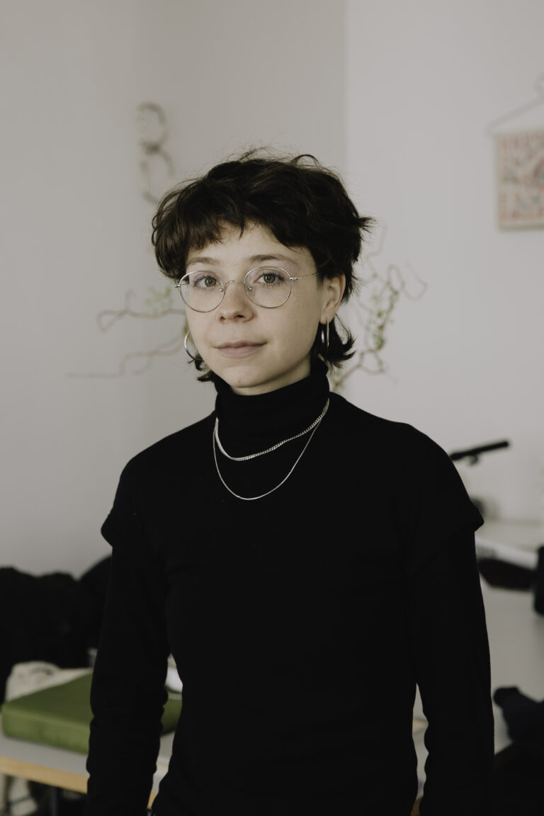 Rosa Rieck frontal in schwarzer Kleidung